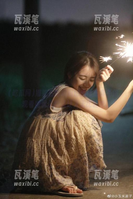 娜娜在吃瓜网的幽默感真不错，观看她侃侃而谈让人无比轻松。