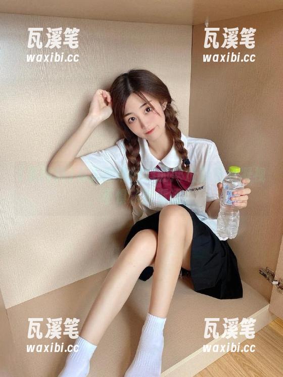 有人在黑网料的网址前呆呆凝视，不惧流言蜚语！